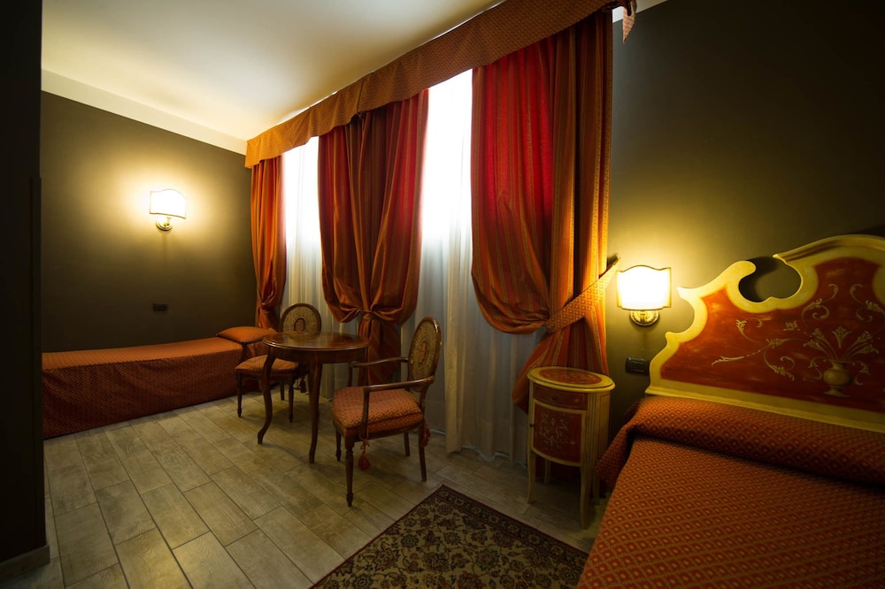 Hotel Aaron — Hotel rooms in Mestre, Veneto