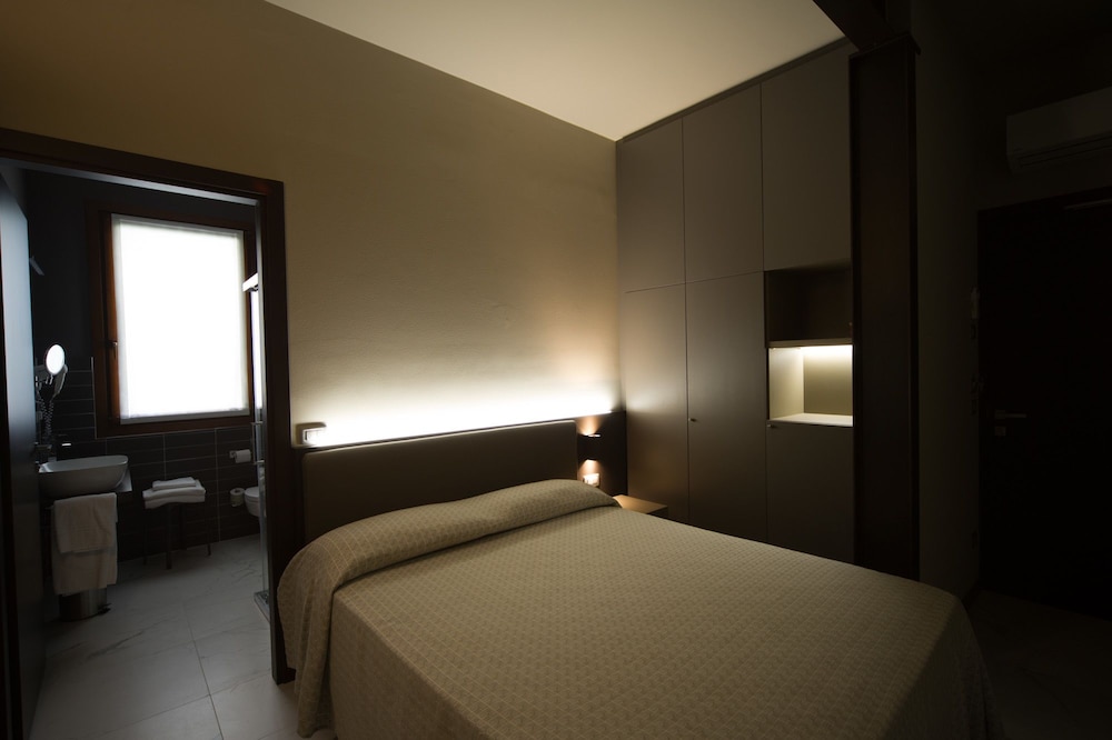 Hotel Aaron — Hotel rooms in Mestre, Veneto