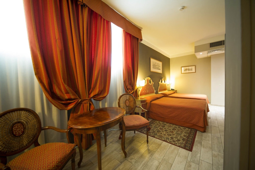 Hotel Aaron — Hotel rooms in Mestre, Veneto