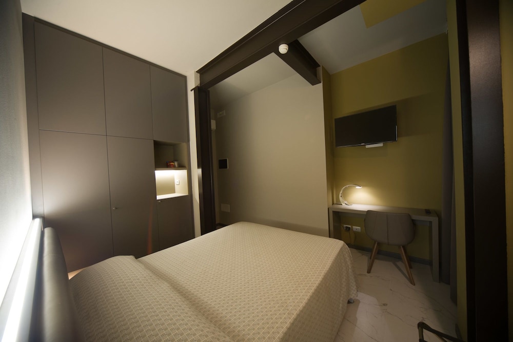 Hotel Aaron — Hotel rooms in Mestre, Veneto