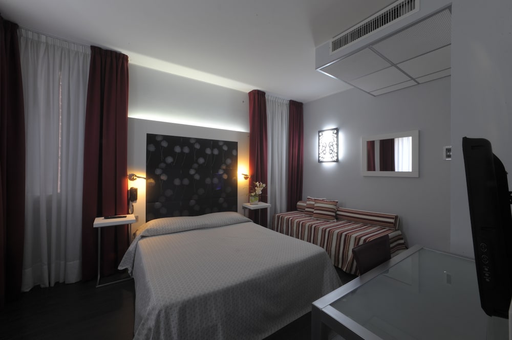 Hotel Aaron — Hotel rooms in Mestre, Veneto
