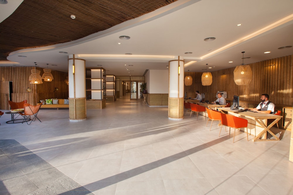 Corallium Dunamar by Lopesan Hotels - Adults Only — Hotel building in Playa del Ingles, Canary Islands
