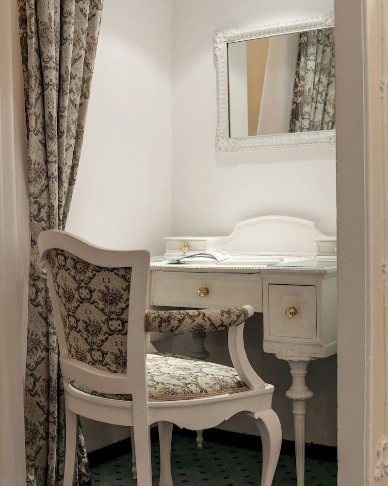 Ambassador Zlatá husa — Hotel rooms in Prague, Prague