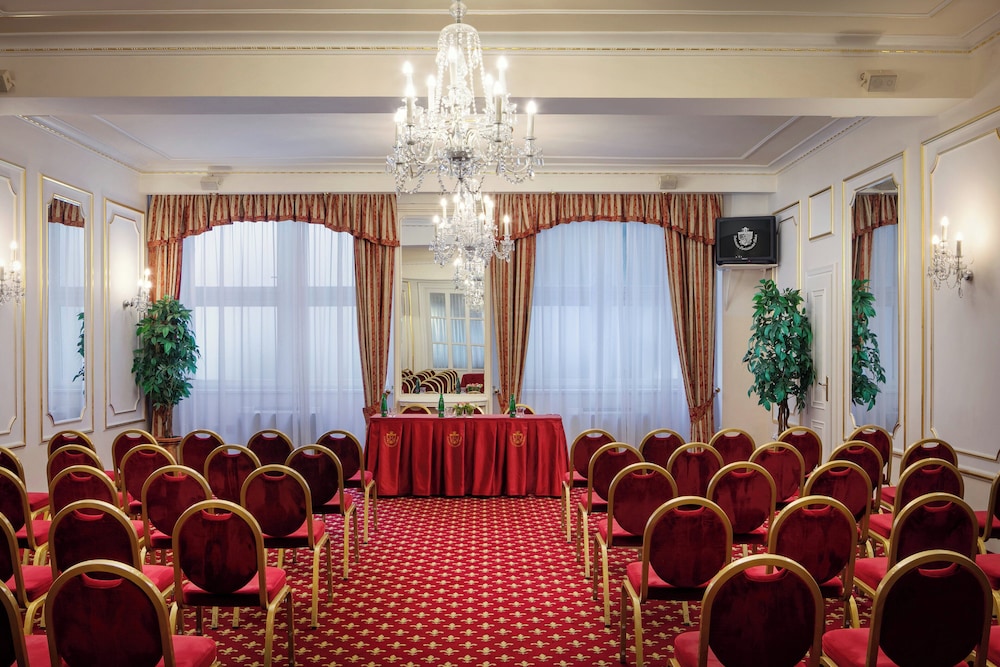 Ambassador Zlatá husa — Hotel building in Prague, Prague