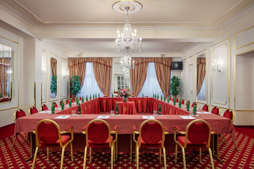Ambassador Zlatá husa — Hotel building in Prague, Prague