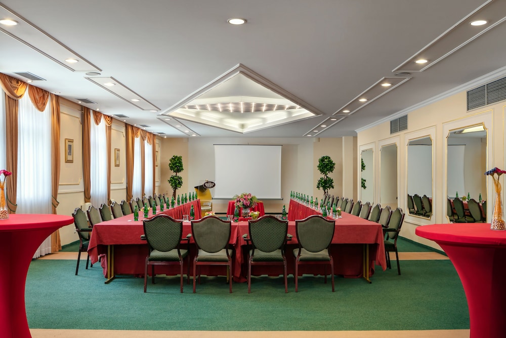 Ambassador Zlatá husa — Hotel building in Prague, Prague