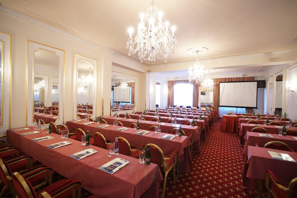 Ambassador Zlatá husa — Hotel building in Prague, Prague
