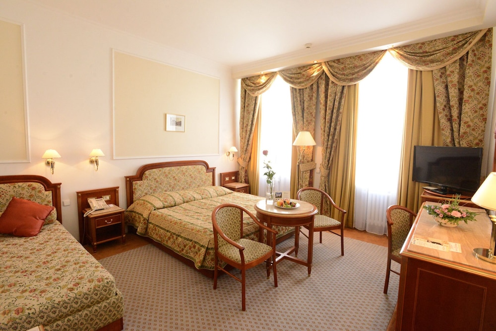 Ambassador Zlatá husa — Hotel rooms in Prague, Prague