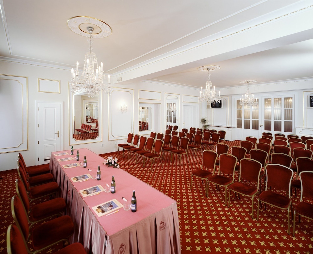 Ambassador Zlatá husa — Hotel building in Prague, Prague
