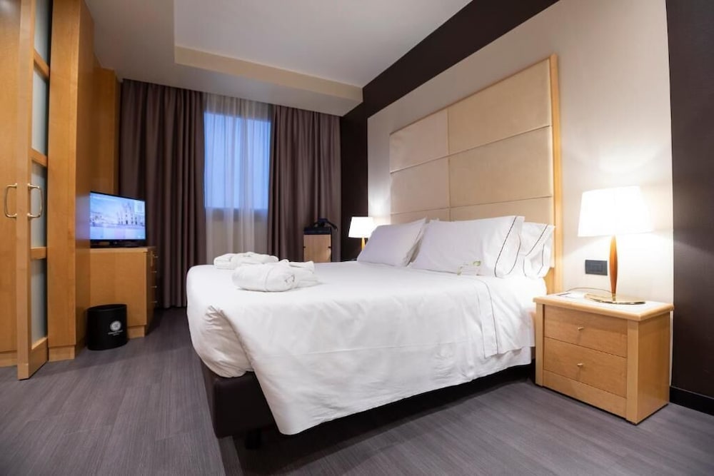 City Life Hotel Poliziano - by R Collection Hotels — Hotel rooms in Milan, Lombardy