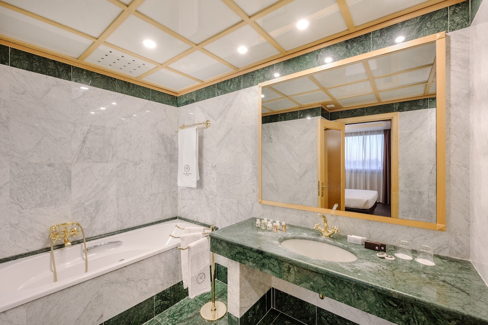 City Life Hotel Poliziano - by R Collection Hotels — Hotel rooms in Milan, Lombardy