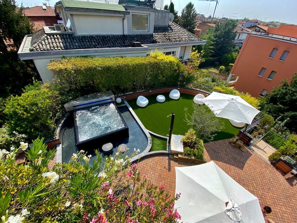 Admiral Hotel Villa Erme — Swimming pool in Desenzano del Garda, Lombardy