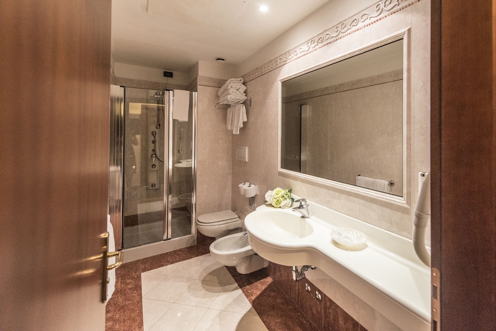 Admiral Hotel Villa Erme — Hotel rooms in Desenzano del Garda, Lombardy