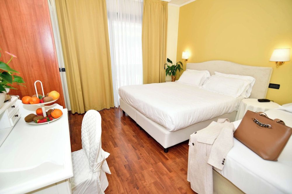 Admiral Hotel Villa Erme — Hotel rooms in Desenzano del Garda, Lombardy