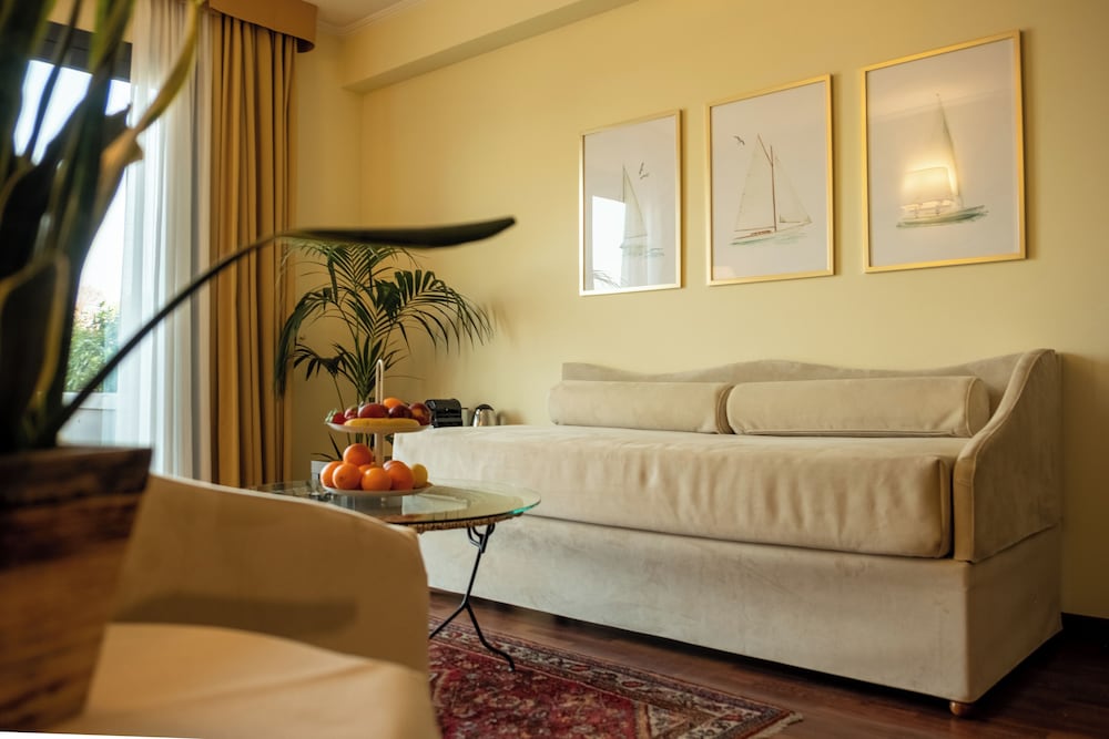 Admiral Hotel Villa Erme — Hotel rooms in Desenzano del Garda, Lombardy
