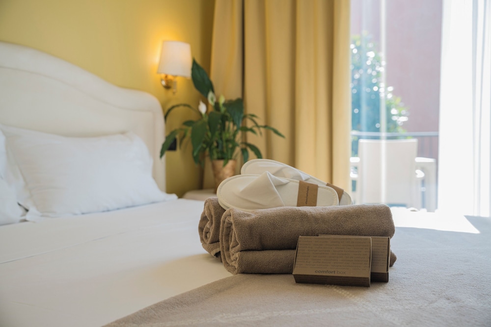 Admiral Hotel Villa Erme — Hotel rooms in Desenzano del Garda, Lombardy