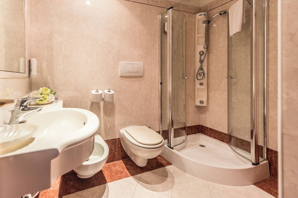 Admiral Hotel Villa Erme — Hotel rooms in Desenzano del Garda, Lombardy