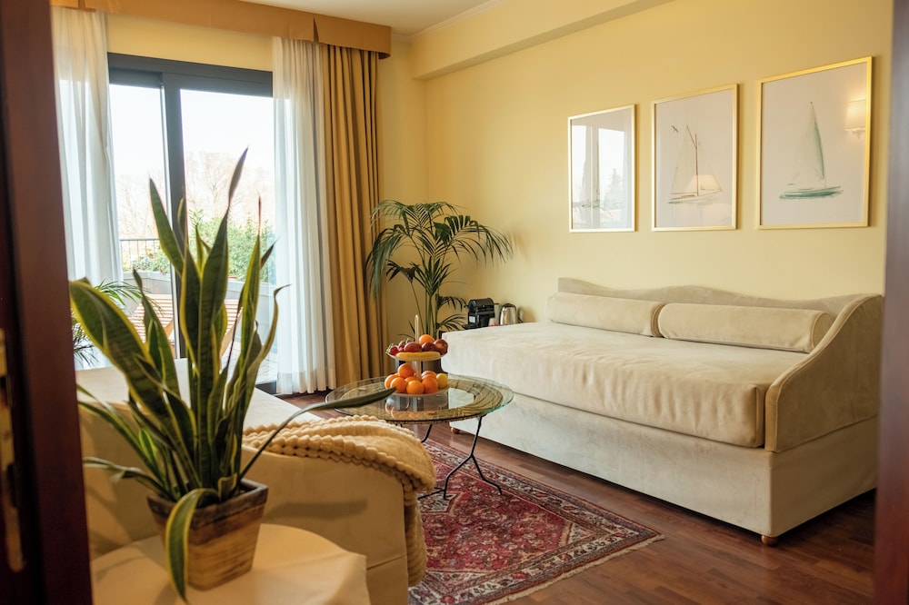 Admiral Hotel Villa Erme — Hotel rooms in Desenzano del Garda, Lombardy