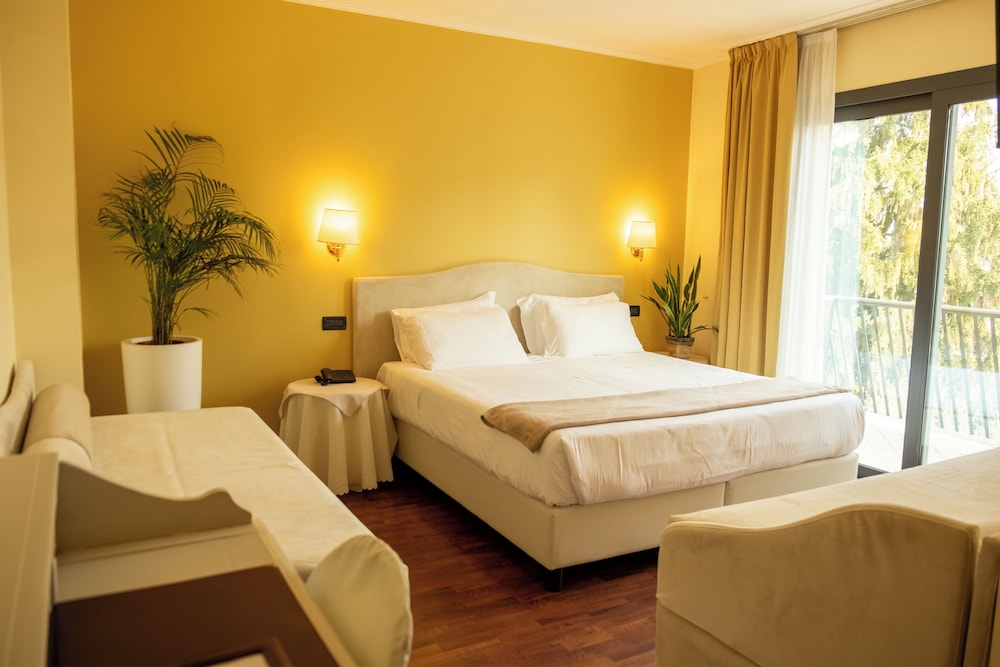 Admiral Hotel Villa Erme — Hotel rooms in Desenzano del Garda, Lombardy