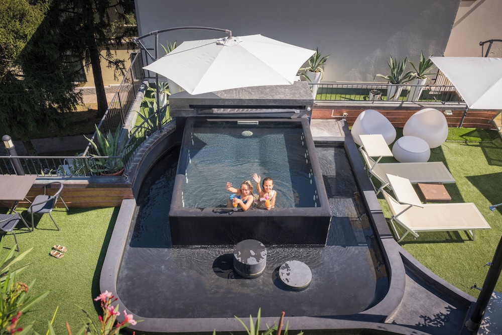 Admiral Hotel Villa Erme — Swimming pool in Desenzano del Garda, Lombardy