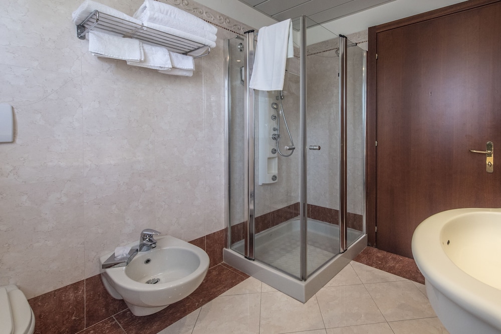 Admiral Hotel Villa Erme — Hotel rooms in Desenzano del Garda, Lombardy