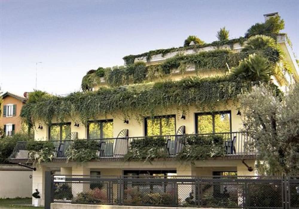 Admiral Hotel Villa Erme — Hotel building in Desenzano del Garda, Lombardy