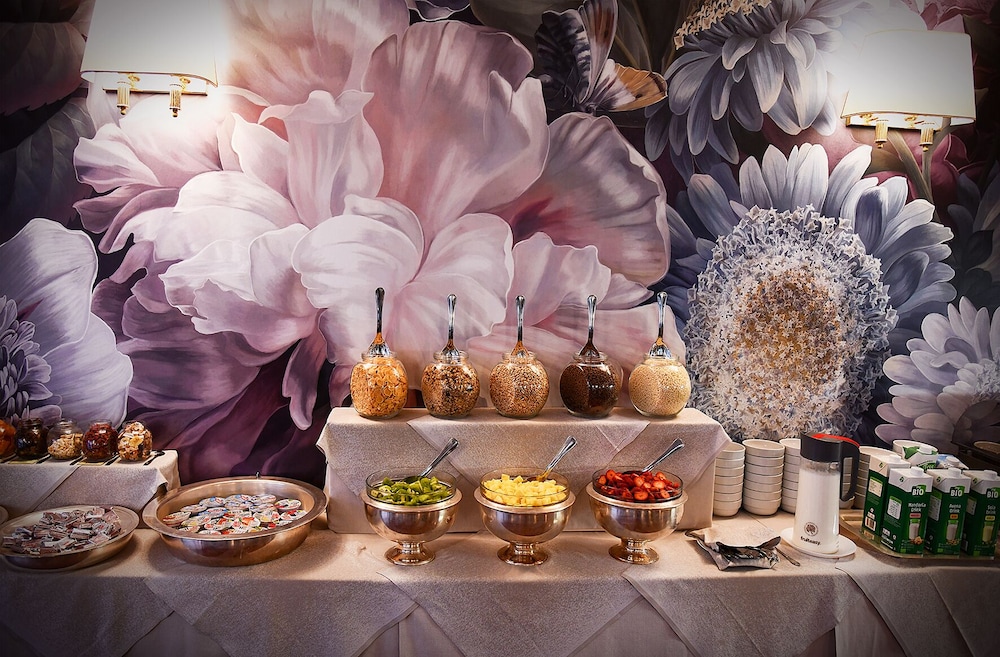 Admiral Hotel Villa Erme — Restaurant & bars in Desenzano del Garda, Lombardy