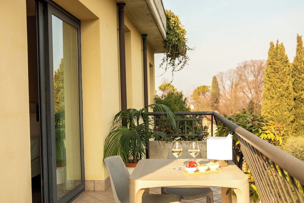 Admiral Hotel Villa Erme — Hotel building in Desenzano del Garda, Lombardy