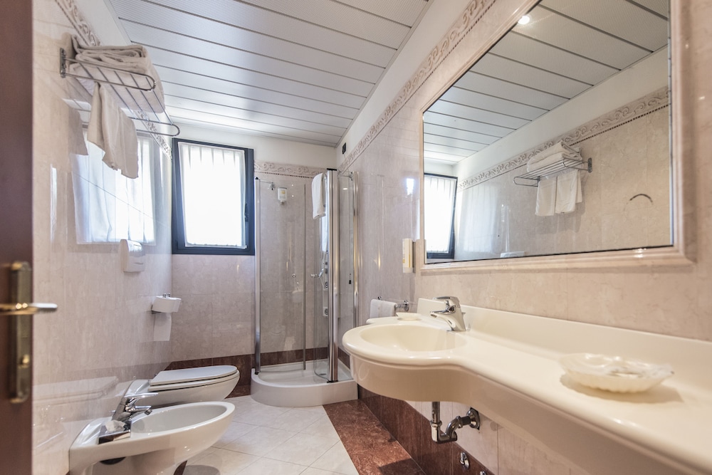Admiral Hotel Villa Erme — Hotel rooms in Desenzano del Garda, Lombardy