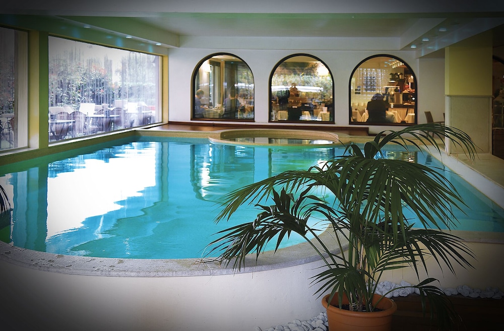 Admiral Hotel Villa Erme — Swimming pool in Desenzano del Garda, Lombardy