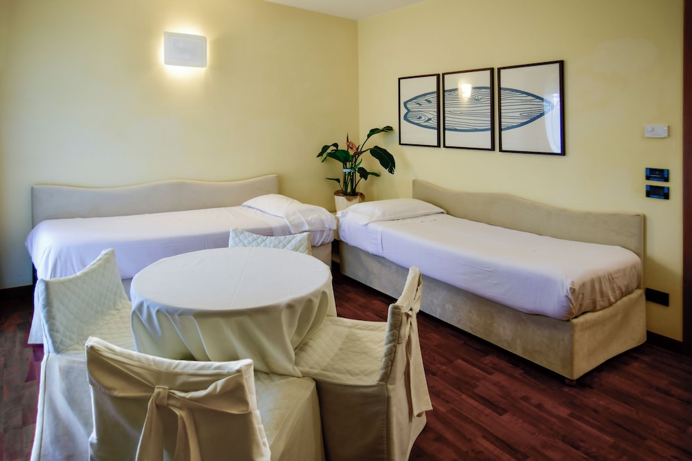 Admiral Hotel Villa Erme — Hotel rooms in Desenzano del Garda, Lombardy