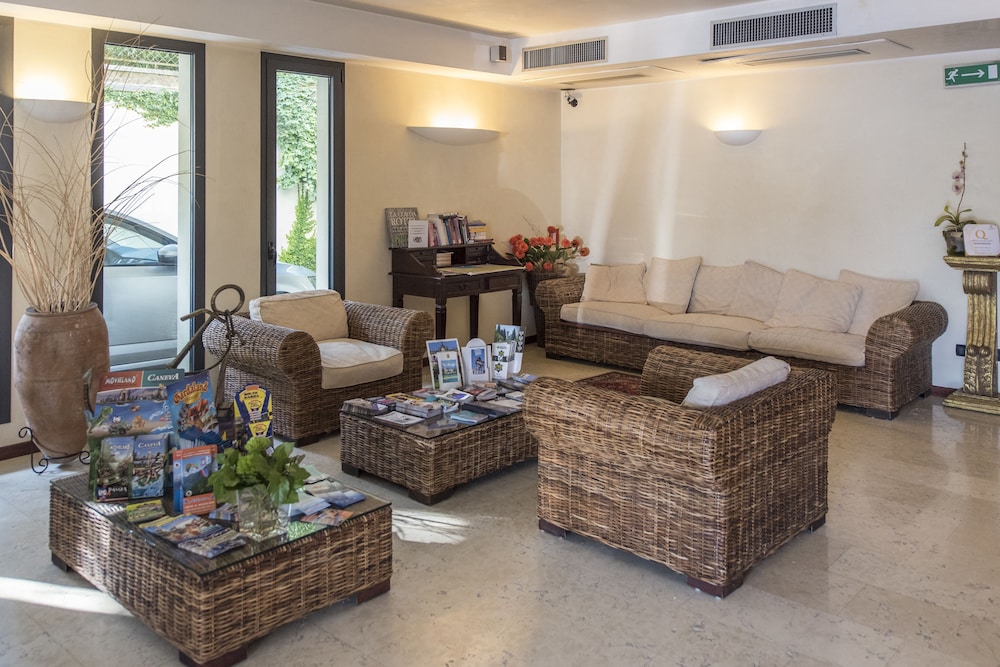 Admiral Hotel Villa Erme — Hotel building in Desenzano del Garda, Lombardy