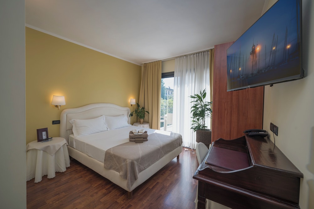 Admiral Hotel Villa Erme — Hotel rooms in Desenzano del Garda, Lombardy