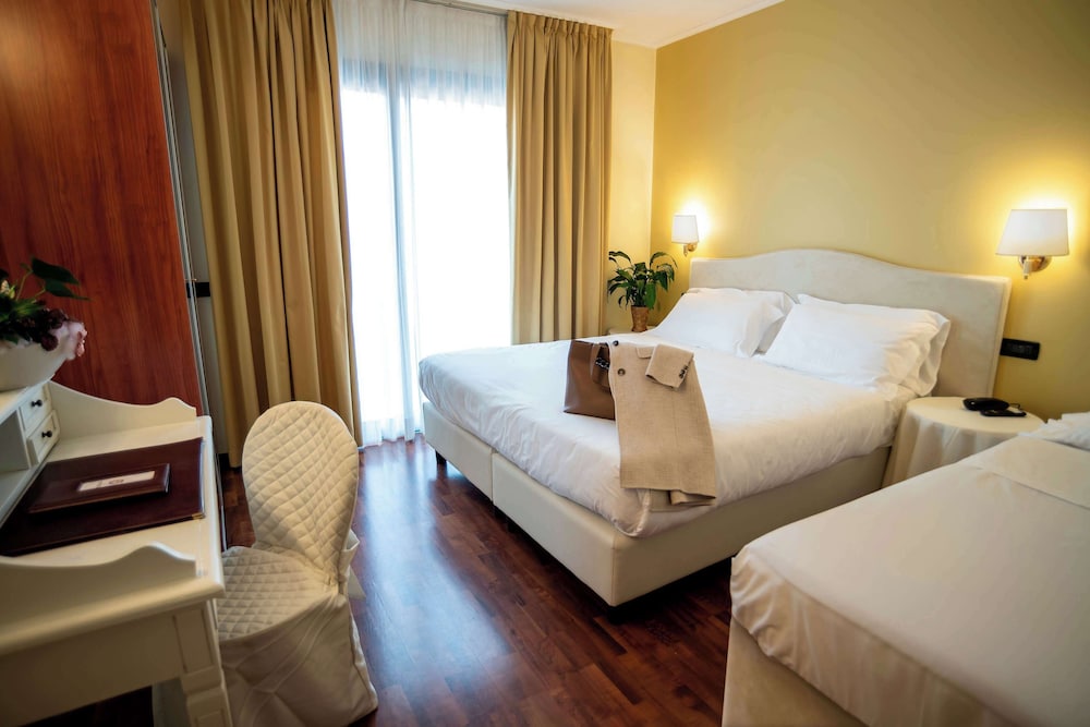 Admiral Hotel Villa Erme — Hotel rooms in Desenzano del Garda, Lombardy