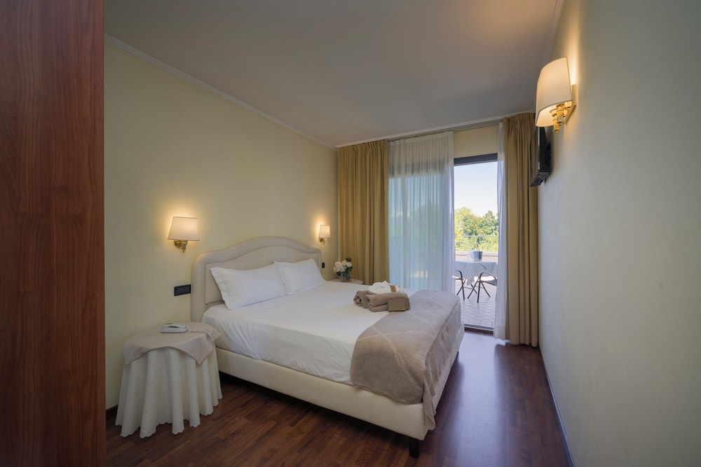 Admiral Hotel Villa Erme — Hotel rooms in Desenzano del Garda, Lombardy