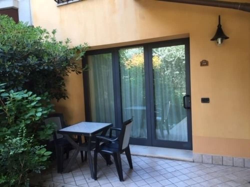 Admiral Hotel Villa Erme — Hotel rooms in Desenzano del Garda, Lombardy
