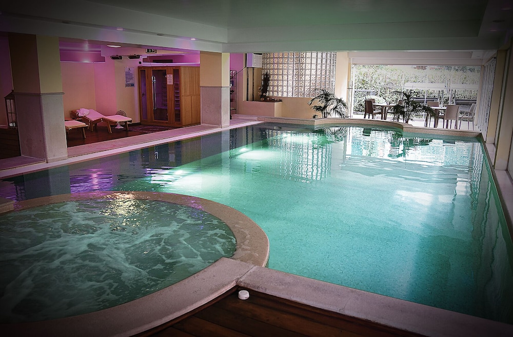 Admiral Hotel Villa Erme — Swimming pool in Desenzano del Garda, Lombardy