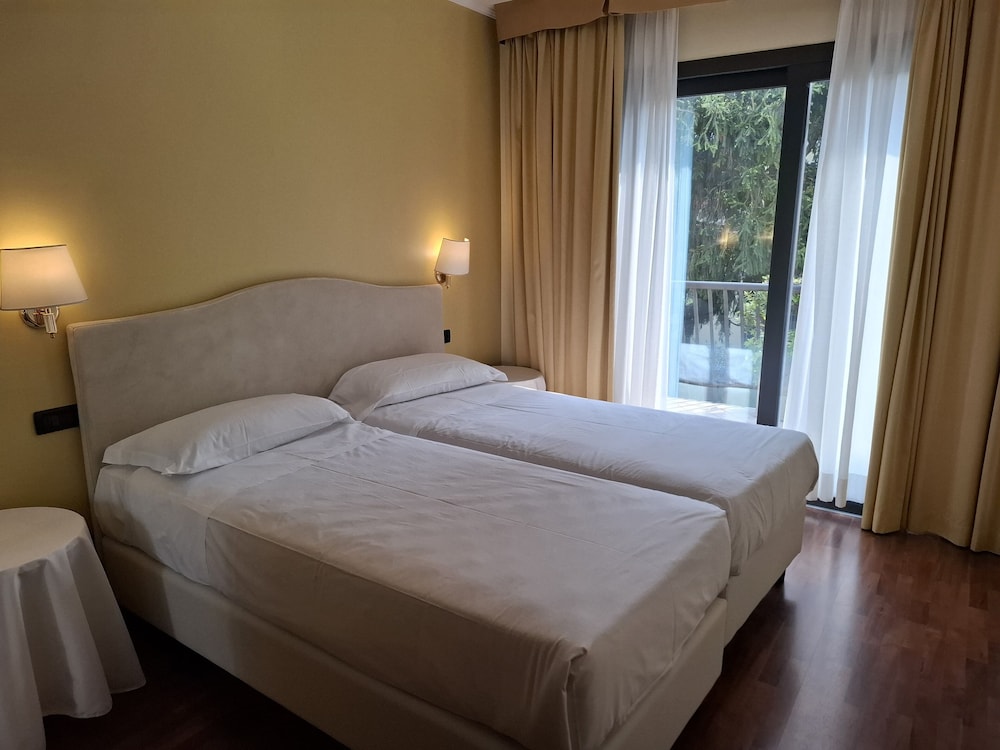 Admiral Hotel Villa Erme — Hotel rooms in Desenzano del Garda, Lombardy