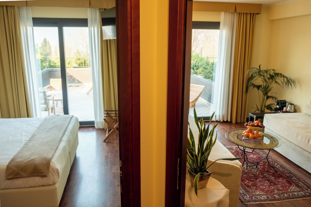 Admiral Hotel Villa Erme — Hotel rooms in Desenzano del Garda, Lombardy