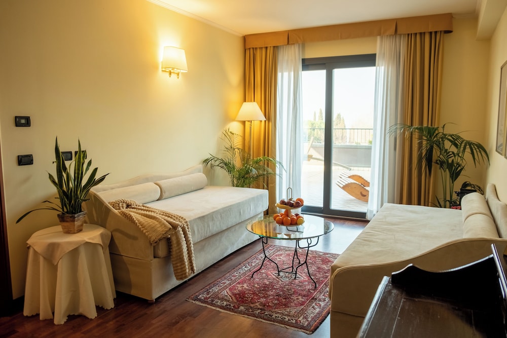 Admiral Hotel Villa Erme — Hotel rooms in Desenzano del Garda, Lombardy