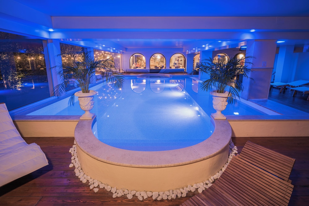 Admiral Hotel Villa Erme — Swimming pool in Desenzano del Garda, Lombardy