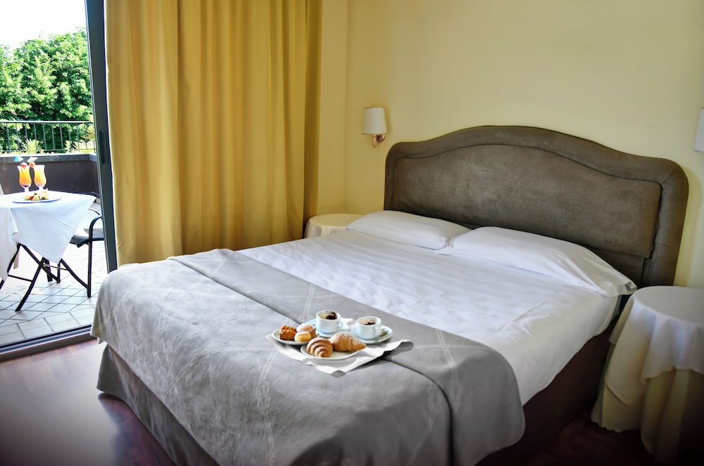 Admiral Hotel Villa Erme — Hotel rooms in Desenzano del Garda, Lombardy