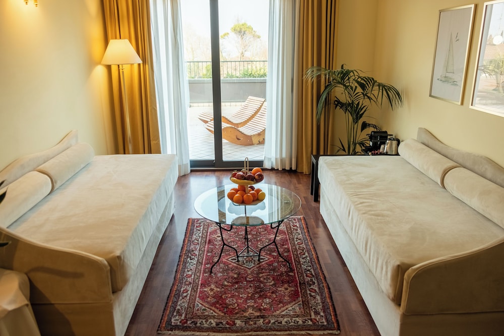 Admiral Hotel Villa Erme — Hotel rooms in Desenzano del Garda, Lombardy