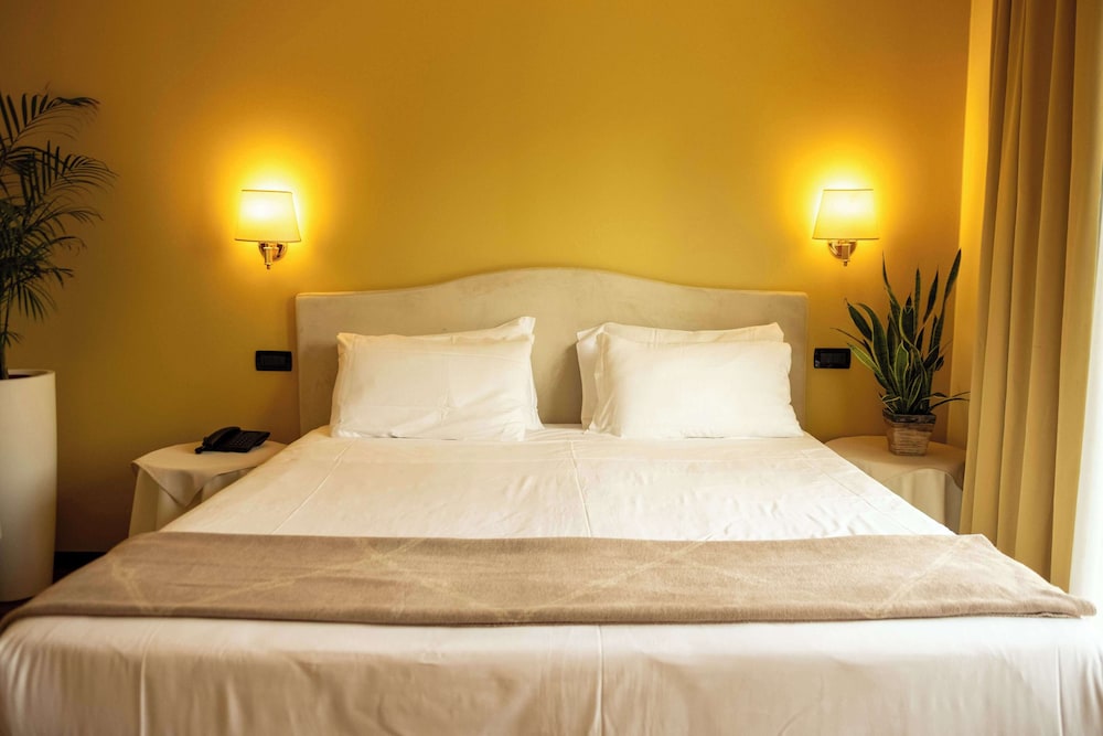 Admiral Hotel Villa Erme — Hotel rooms in Desenzano del Garda, Lombardy