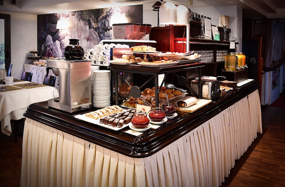 Admiral Hotel Villa Erme — Restaurant & bars in Desenzano del Garda, Lombardy