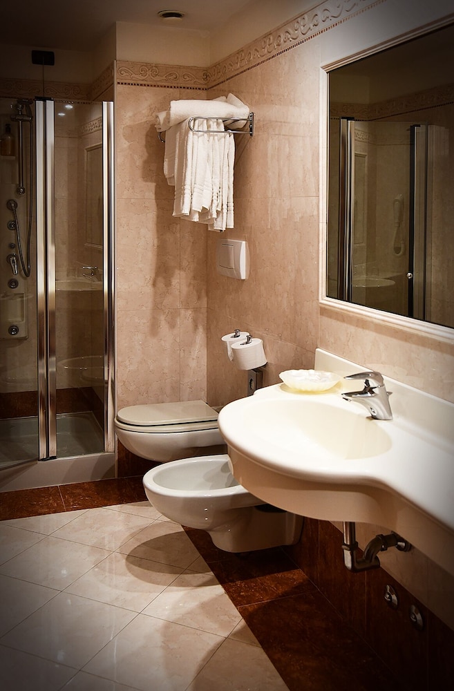 Admiral Hotel Villa Erme — Hotel rooms in Desenzano del Garda, Lombardy