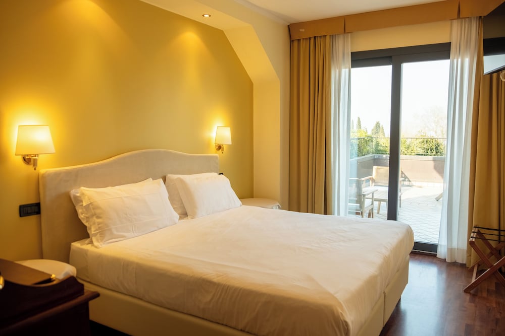 Admiral Hotel Villa Erme — Hotel rooms in Desenzano del Garda, Lombardy