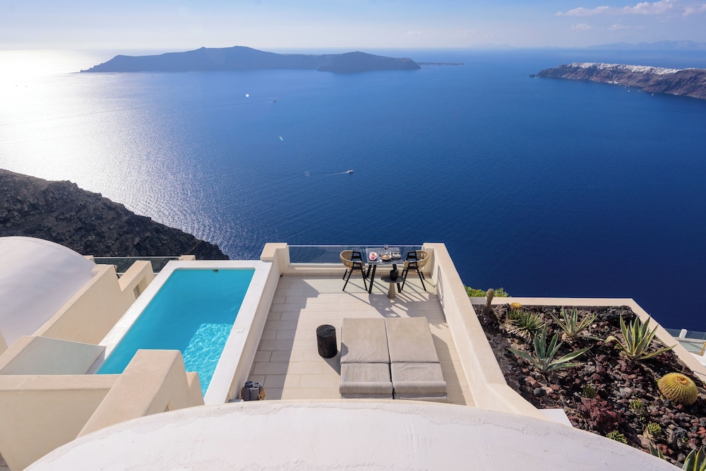 Andromeda Villas — Swimming pool in Imerovigli, South Aegean