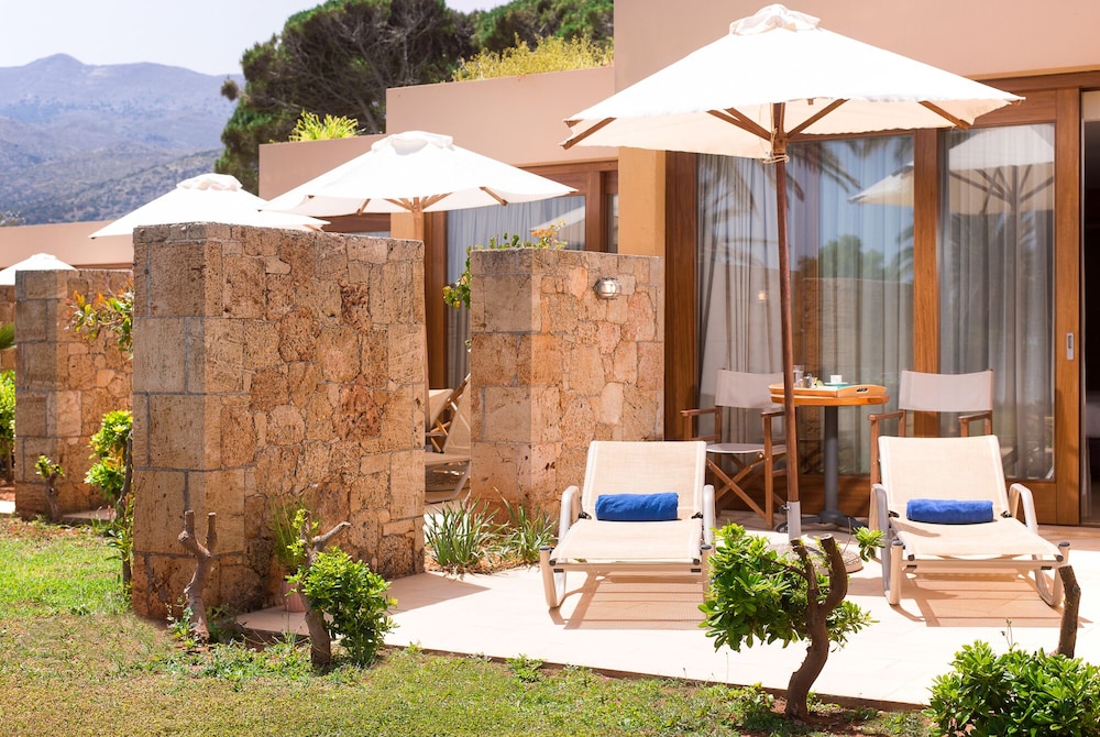Kernos Beach — Hotel building in Malia