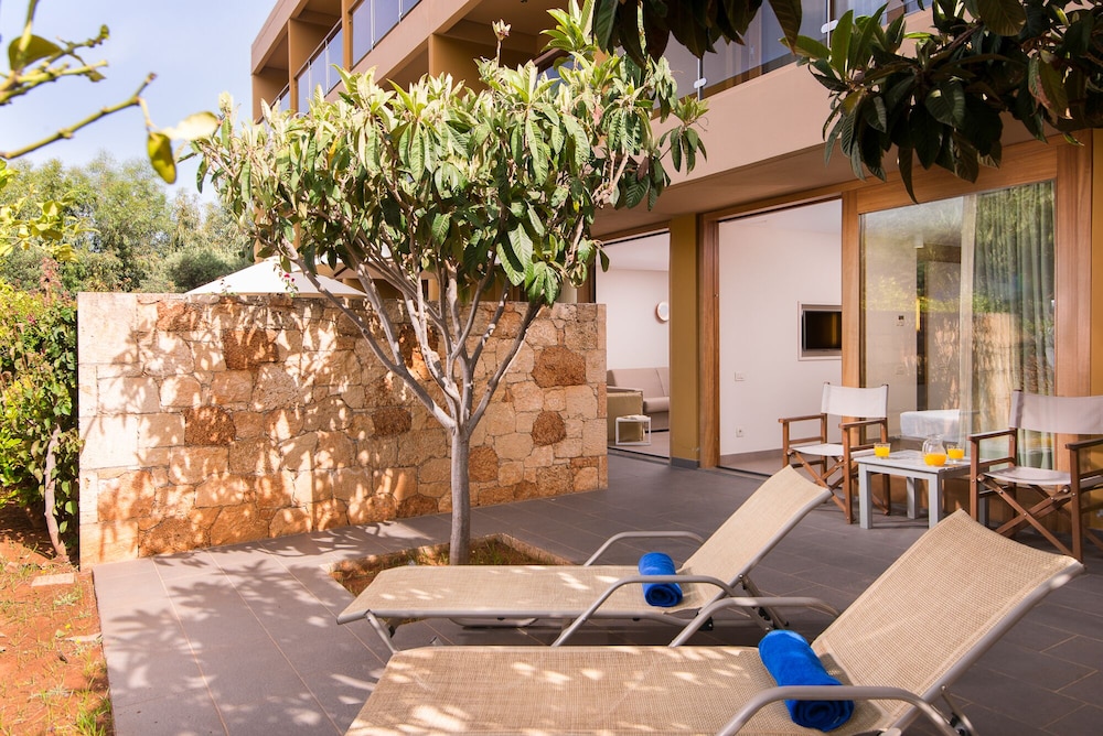 Kernos Beach — Hotel building in Malia
